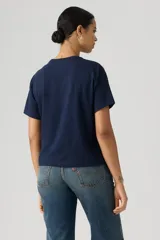 Remera Levi's color azul marino con cuello redondo y mangas cortas. Presenta un bordado frontal en color blanco con el texto "I'm the Original".