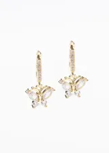 Aros colgantes dorados con forma de mariposa, decorados con circonias blancas.