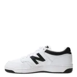 Championes New Balance modelo 480, de diseño inspirado en el básquetbol de los años 80. Presentan una capellada de cuero blanco con detalles en negro, incluyendo el logo lateral, el talón y la suela. Cuentan con cierre de cordones y perforaciones en la puntera para mayor ventilación.