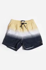 Short de baño celeste con estampado de hojas pequeñas en tonos verdes y blancos. Cuenta con cintura elástica con cordón ajustable, bolsillos laterales y un parche circular con logo en la parte inferior.