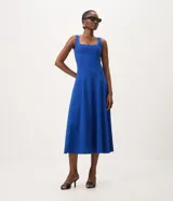 Vestido midi evasé color azul, sin mangas, con escote cuadrado, breteles medianos y recortes verticales. Fabricado por la marca Cortelle en mezcla de viscosa, poliamida y elastano con forro de poliéster.