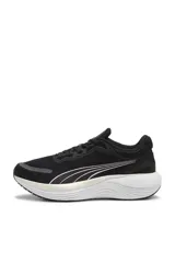 Championes deportivos Puma Scend Pro de color blanco, con detalles en gris y verde lima en el talón, interior y logotipo lateral.