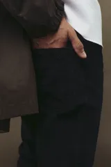 Pantalón de corte recto y estilo formal, confeccionado en tela de textura suave color azul marino oscuro.