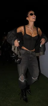 Corset blanco de encaje con diseño estructurado de ballenas, escote corazón y tirantes anchos con detalles de volados de encaje.