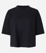 Remera cropped de manga corta, cuello redondo y calce oversized, confeccionada en tejido de algodón tipo media malla.