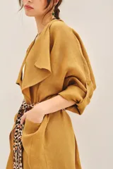 Saco abierto de lino color mostaza, con mangas largas y lazo ajustable en la cintura con estampado animal print.