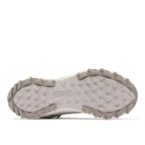 Bota de senderismo Columbia modelo Peakfreak Hera Mid, color blanco hueso. Presenta un diseño de caña media con tecnología impermeable OutDry, sistema de ajuste Navic Fit en el mediopié y suela con tacos de 5 mm para tracción en terrenos difíciles.