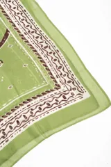 Bandana de viscosa color verde con estampado de palmeras y detalles ornamentales en tonos blancos y marrones.