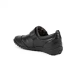Zapato bajo de cuero negro con diseño artesanal, hebilla lateral metálica dorada y costuras decorativas.
