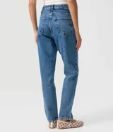 Pantalón mom jeans de tiro alto y corte holgado en color azul, con cierre frontal de cremallera y botón, trabillas para cinturón y bolsillos delanteros y traseros.