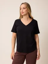 Remera básica de algodón con cuello en V y mangas cortas, con un pequeño logo bordado en el pecho.