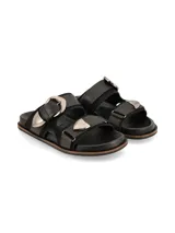 Sandalias negras con dos tiras anchas con hebillas plateadas.