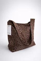 Bolso tipo hobo con estampado animal print y acabado efecto gamuza. Cuenta con asa regulable y cierre superior con cremallera.