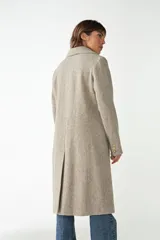 Tapado largo color beige confeccionado en lana, con cuello con solapa, manga larga, forrado, con bolsillos y cierre frontal con botones. Tela 100% lana fina sin teñir, diseñada exclusivamente por Don Baez. Hecho 100% en Uruguay.