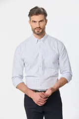 Camisa de hombre de manga larga, confeccionada en tela Oxford a rayas celestes y blancas.