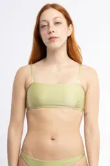 Top color verde oliva de escote recto y breteles elásticos con doble tira en la espalda.