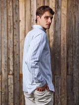 Camisa de manga larga Jack & Jones, confeccionada en tejido Oxford de algodón 100%. Diseño a rayas verticales en tonos beige y blanco, con cuello abotonado, bolsillo en el pecho y corte regular.