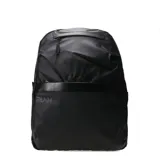 Mochila urbana de la marca Push, color negro, confeccionada en material sintético resistente con acabado mate. Presenta un compartimento principal con cierre, un bolsillo frontal con cierre y una banda decorativa horizontal. Incluye tiradores de cierre personalizados.