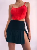 Minifalda tableada de bengalina color rojo, negro y blanco, con cierre metálico lateral.