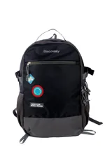 Mochila negra con detalles en gris, marca Discovery. Cuenta con bolsillos frontales, hebillas de seguridad, porta botellas, sujeción para valija y organizador interno.