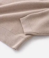 Suéter de punto para hombre, color celeste, con textura acanalada horizontal, cuello redondo y mangas largas con puños ajustados.