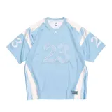 Camiseta de malla deportiva en color celeste con detalles en blanco. Presenta el número 23 estampado en el frente y en las mangas, con cuello en V y logo de Jordan en el pecho. Incluye etiqueta de colaboración Supreme x Jordan en la parte inferior.