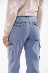Pantalón de jean azul claro, corte recto, con bolsillos cargo laterales.