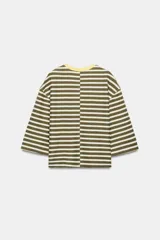 Camiseta de algodón a rayas horizontales en tonos marrones y beige, de corte regular fit, cuello redondo a contraste de color marrón oscuro y mangas largas por debajo del codo. Presenta diseño de bajo asimétrico.