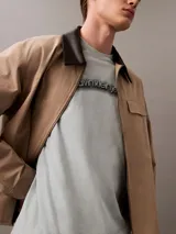 Remera celeste de algodón con logo "calvin klein jeans" estampado en el pecho con efecto 3D.