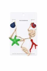 Collar de cadena dorada con múltiples dijes colgantes de temática marina, incluyendo una concha azul, una estrella de mar verde, un pez dorado, una moneda dorada, una perla blanca, un caracol rojo y una rama de coral roja.