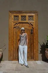 Pantalón de corte amplio y tiro alto, confeccionado en tela negra con acabado brillante y sutil efecto glitter. Presenta cintura elástica con cordón ajustable y caída fluida.