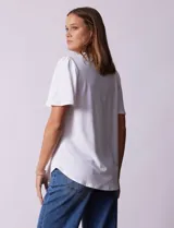 Blusa blanca de tejido piqué, marca Ruby Rd. Cuello a la base y escote en V. Manga corta amplia.