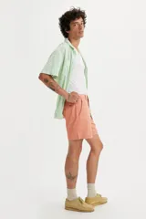 Bermuda de sarga color salmón, con bolsillos laterales y traseros.
