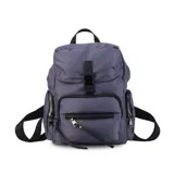 Mochila de nylon color bordó con tapa y broche metálico. Tiene apertura superior con broche, bolsillos internos, bolsillo con cierre metálico al frente y laterales. Incluye asas rígidas de mano y correas regulables para colgar en la espalda.