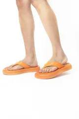 Sandalias tipo ojotas color naranja con plataforma.