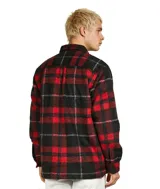 Sobrecamisa a cuadros rojos y negros con dos bolsillos frontales con solapa y logo de Carhartt en el bolsillo izquierdo.