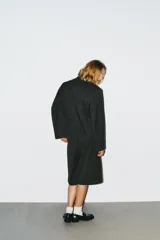 Blazer corto de corte oversize con estampado de cuadros, cuello con solapas de muesca y manga larga. Presenta cierre frontal cruzado con un botón y falsos bolsillos de vivo en el delantero. Incluye forro interior.