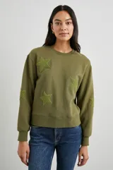 Buzo verde militar de algodón con cuello redondo y mangas largas. Tiene apliques de estrellas en el frente y en las mangas.