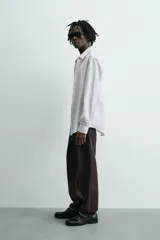 Camisa slim fit de algodón color celeste, con cuello italiano, manga larga y puños con botón. Cierre frontal de botonadura.