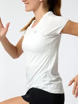 Remera deportiva de manga corta y cuello redondo, color blanco, con diseño básico y versátil.