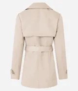 Buzo femenino modelo trench coat, confeccionado en poliéster con detalles acetinados. Posee cuello solapa, cierre delantero con 6 botones matizados y lazo con faixa pespontada.