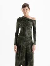 Top de lycra estampado con diseño de estrellas, con escote irregular, drapeado en el pecho y mangas largas. Presenta un calce ajustado al cuerpo.