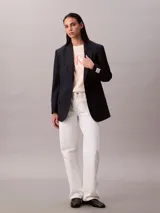 Remera de algodón de corte regular y manga corta, con cuello redondo y logo de la marca estampado en el pecho.