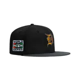 Gorra tipo cap de seis paneles con visera plana, color negro. Presenta el logo de los Detroit Tigers bordado en el frente y un parche conmemorativo de la World Series 2006 en el lateral.