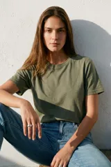 Remera de algodón lavado color verde militar, de corte oversize, con cuello redondo y mangas cortas.