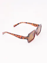 Lentes de sol con montura rectangular de carey y lentes marrones.