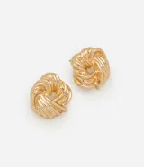 Aros tipo botón de metal con baño light gold, diseño de nudo espiral torcido con un orificio central.