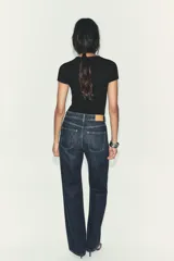 Camiseta de manga corta y cuello redondo, color crema, con tejido acanalado (rib) y corte ajustado (slim fit).