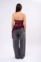 Top strapless de encaje color bordó, con diseño ajustado y detalle de volado en el ruedo.