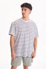 Bermuda de lino negro con cintura elastizada y cordón ajustable.